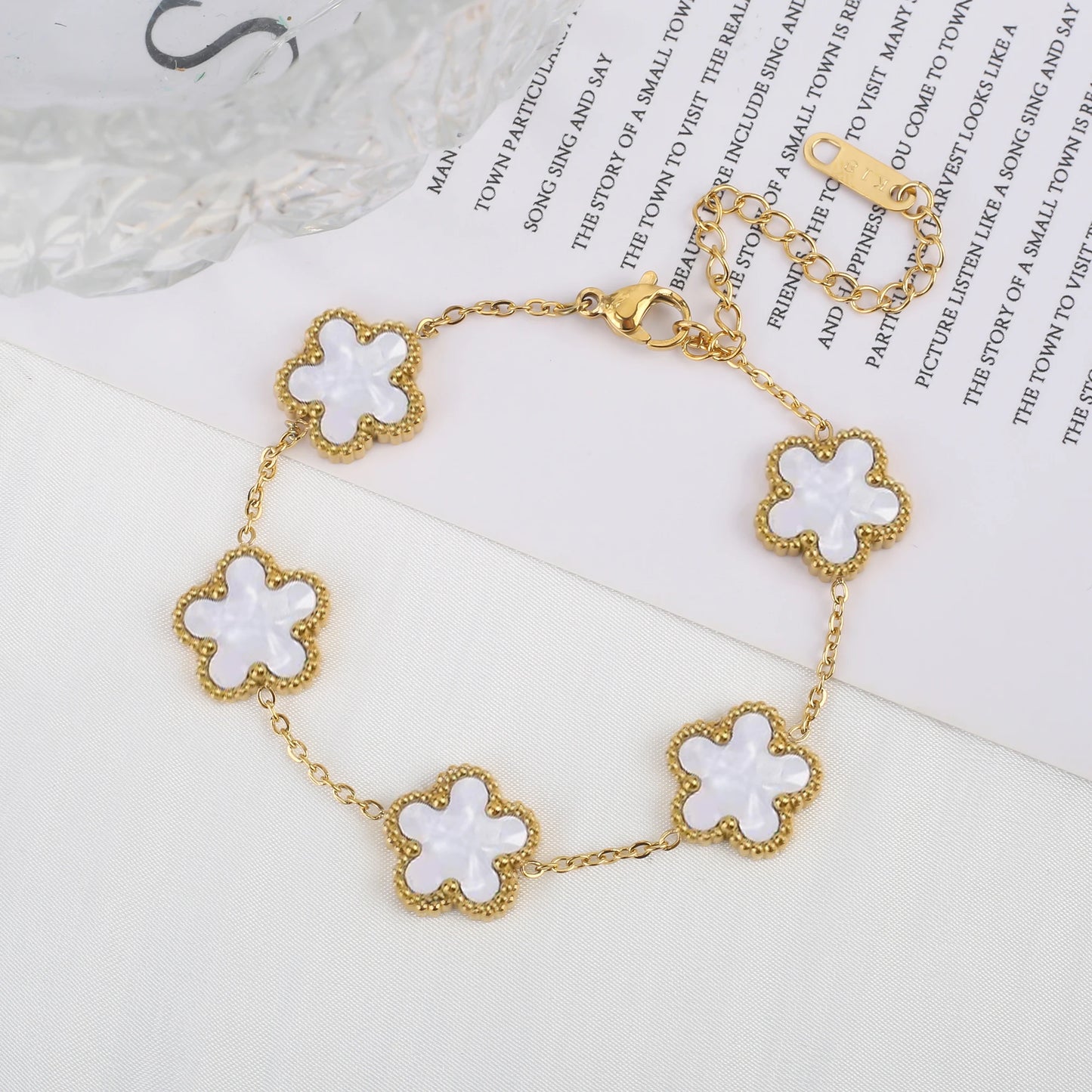 Light Luxury Stainless Steel Hot Sale Black and White Shell Five Leaf Flower Bracelet Simple Woman Fashion Daily Party Jewelry C